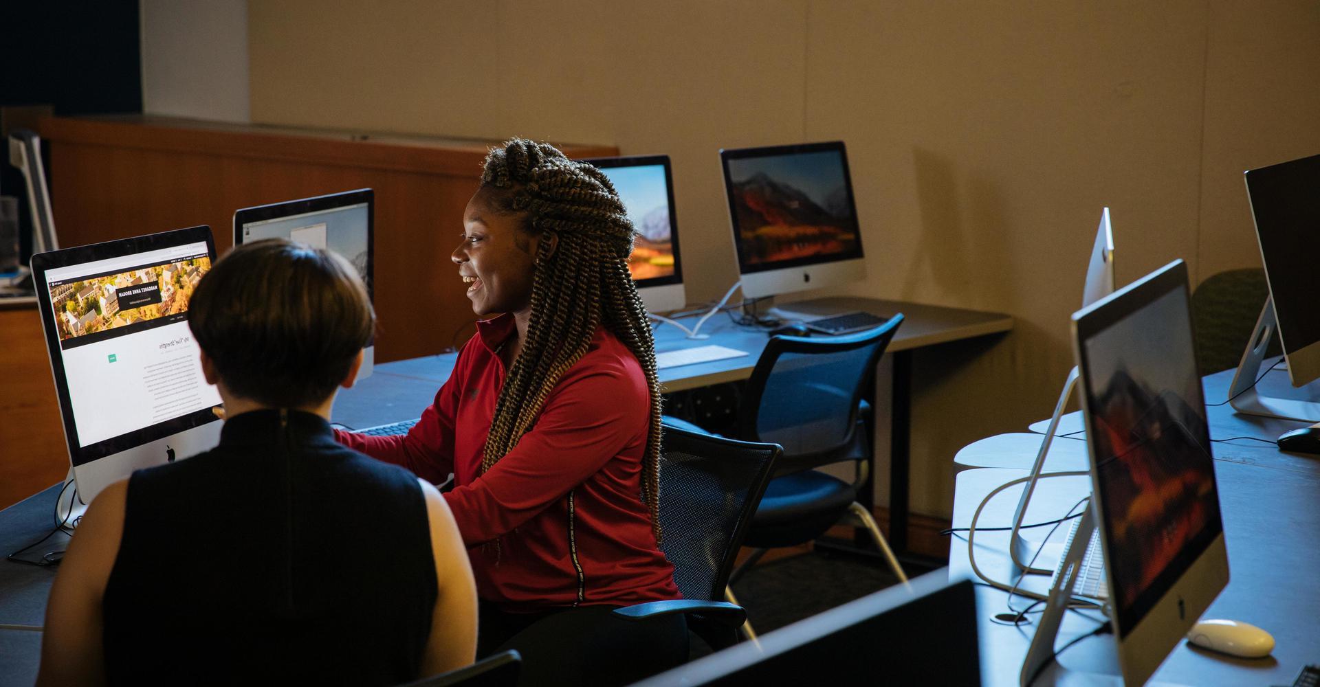 An Agnes Scott student speaks with an advisor